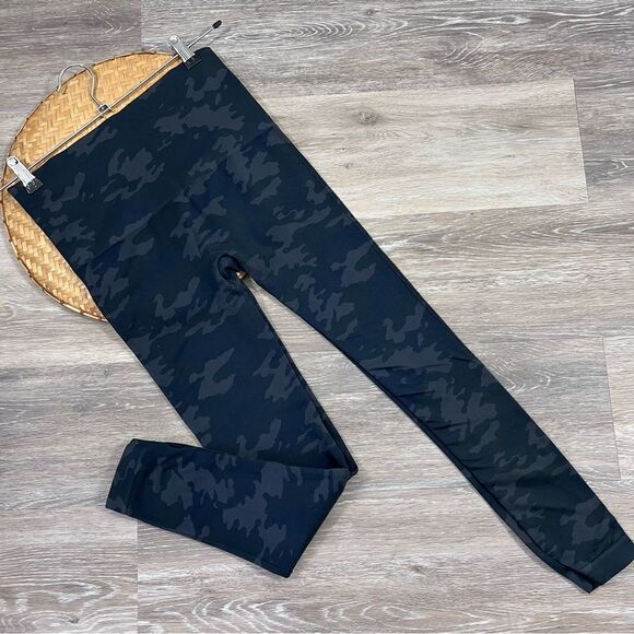 Spanx Look at me now seamless leggings camo print Women’s Size large - Picture 2 of 5